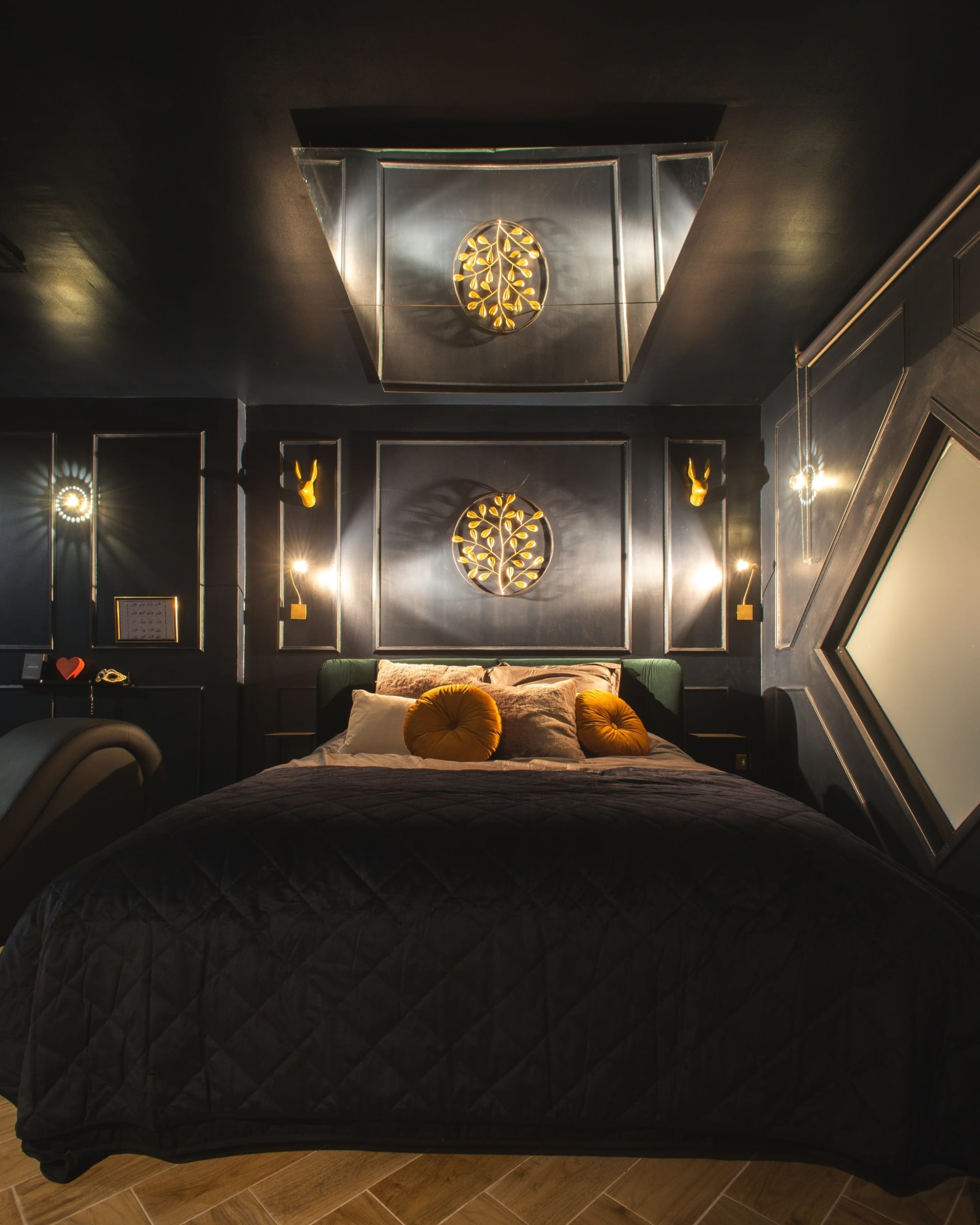 Miroir au plafond au-dessus du lit